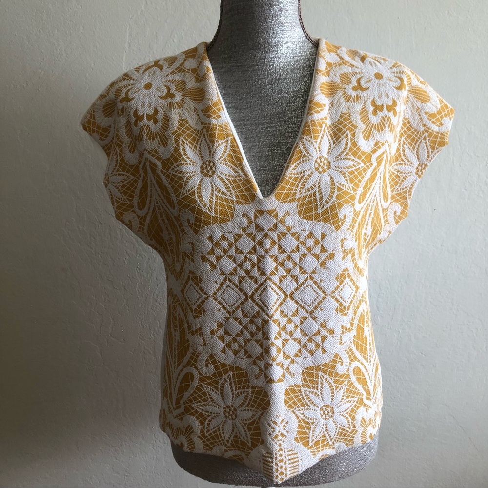 Zara collection woman Basic v neck no sleeves Size small decorations in front